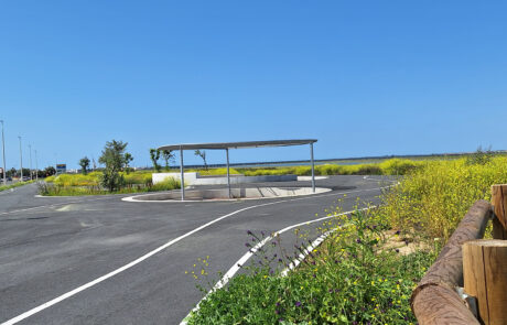 Diseño de rotonda con elementos urbanos de hormigón y estructuras modernas.