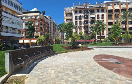 Plaza con banco de hormigón prefabricado curvo