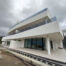 Vivienda moderna de tres plantas con Terrazas con elementos arquitectónicos contemporáneos.