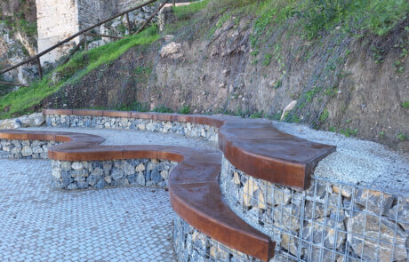 Estructura de gaviones con acabado de madera como equipamiento urbano.