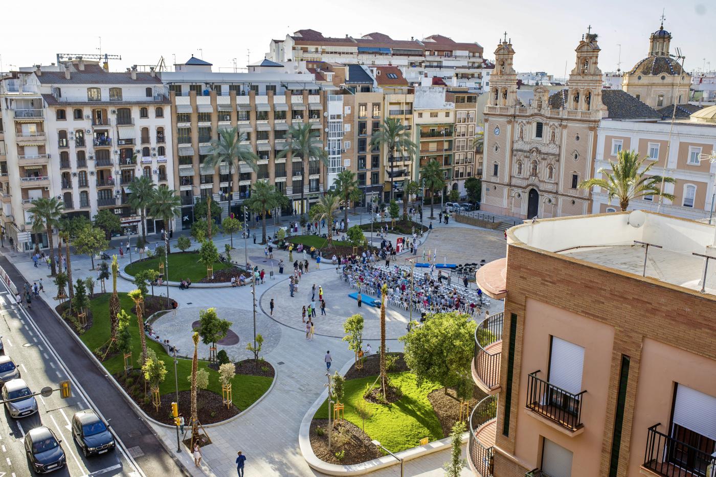 Plaza urbana con bancos circulares y caminos peatonales como equipamiento urbano.