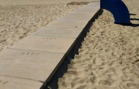 Losas de hormigón prefabricadas formando un camino en la playa