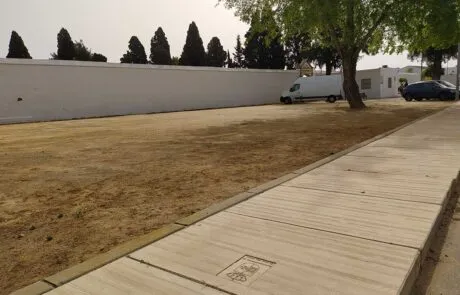 Aceras hechas con losas de hormigón prefabricadas