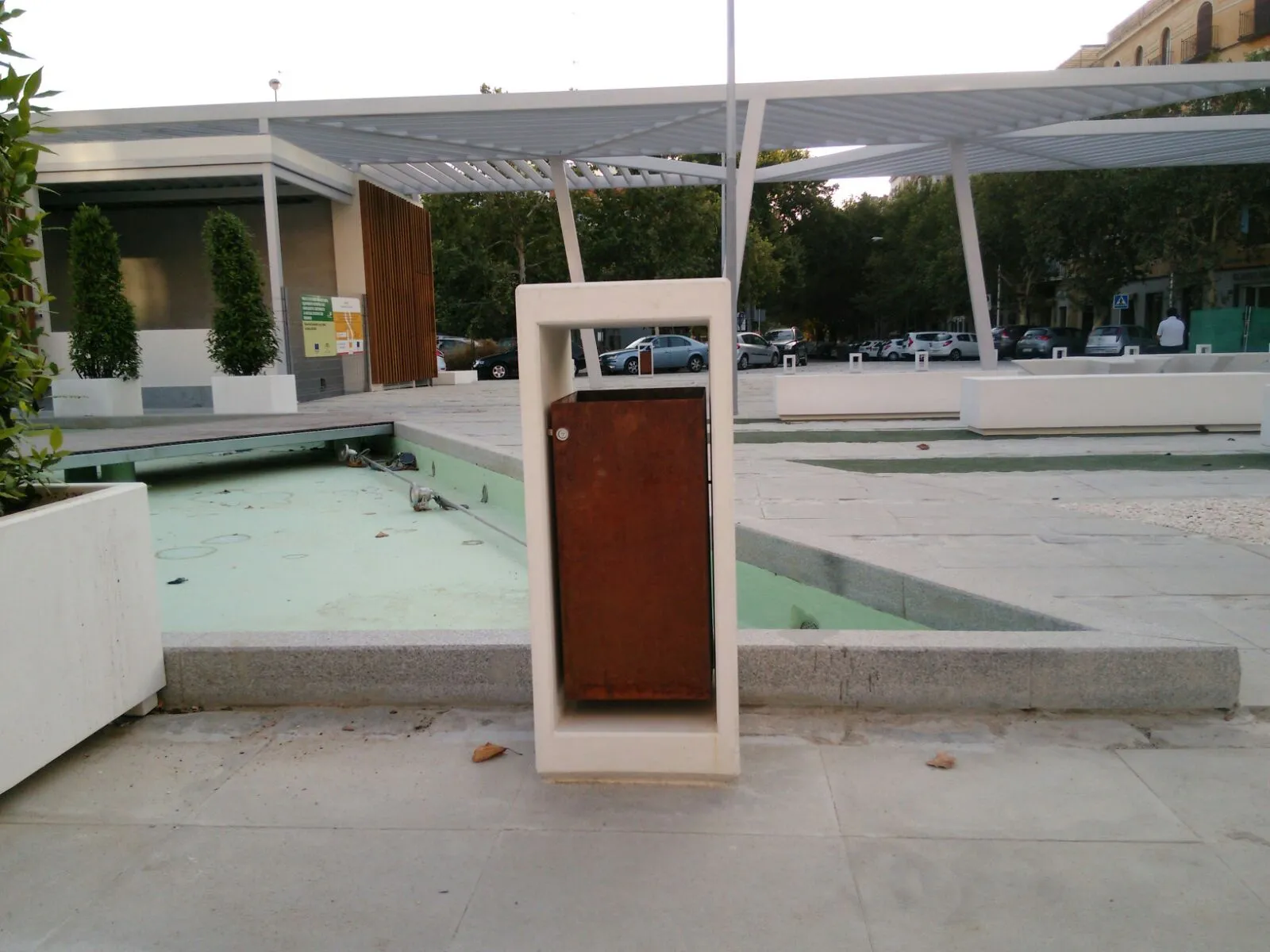 Las papeleras son un elemento imprescindible de mobiliario urbano
