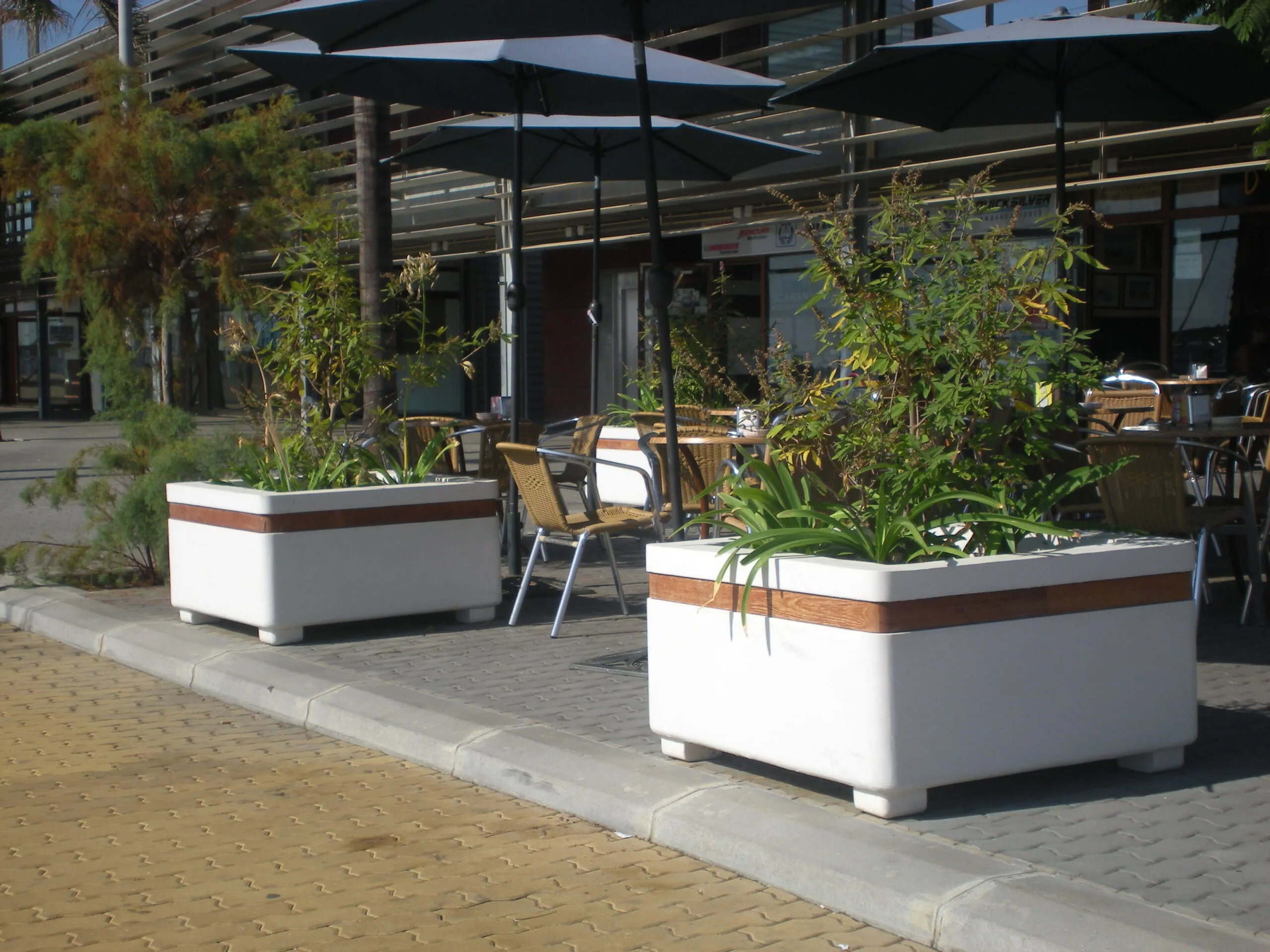 Jardineras cuadradas, elemento de mobiliario urbano