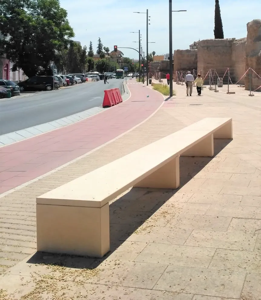 Bancos de cemento, mobiliario urbano