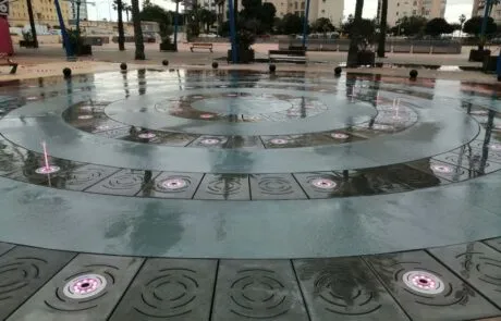 Pavimento de hormigón en una fuente circular de plaza.