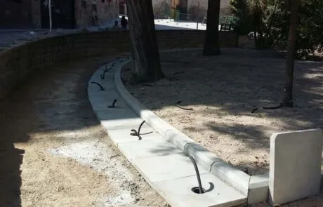 Acera con pavimento de hormigón