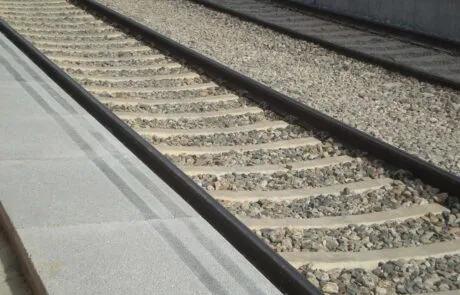 pavimento en hormigón de las vías del tren