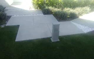 pasillo con pavimento de hormigón en un jardín