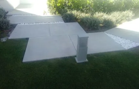 pasillo con pavimento de hormigón en un jardín