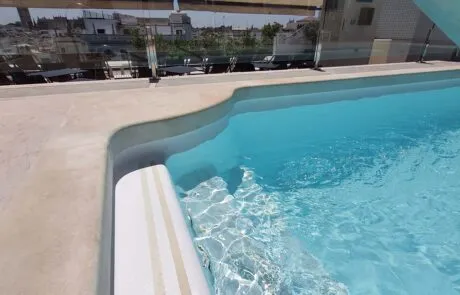 Pieza de hormigón montada con ángulo curvo y sin bordes para el pavimento de la piscina.