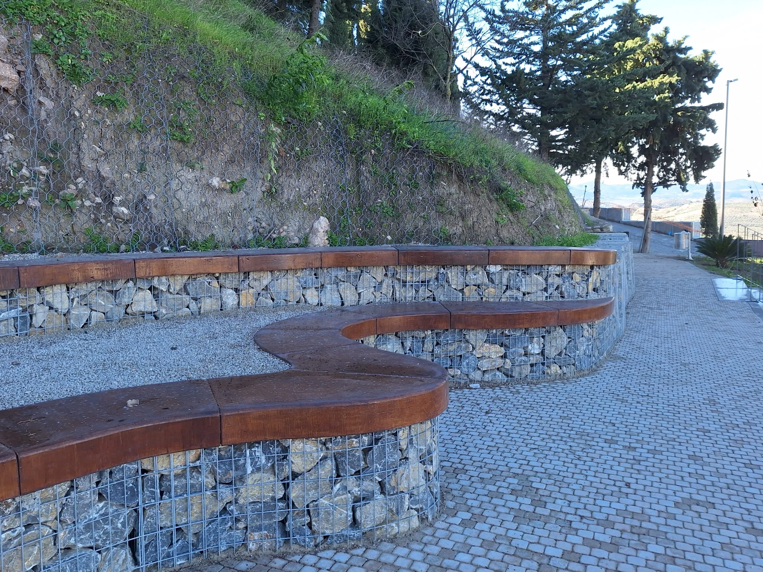 Asientos a medida prefabricados en hormigón de Altas prestaciones (HPC) imitación madera. Muro de gaviones del castillo de Olvera, Cádiz