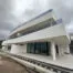 Vivienda moderna de tres plantas con Terrazas con elementos arquitectónicos contemporáneos.