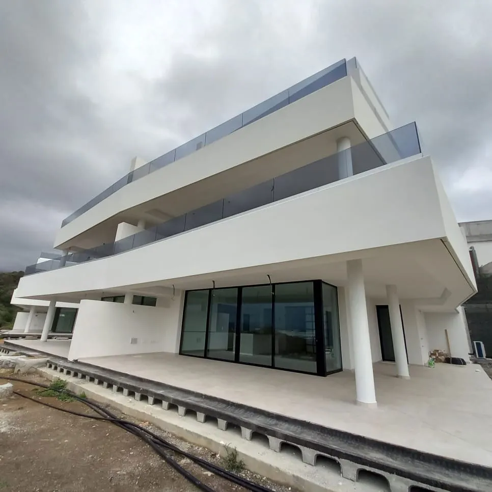 Vivienda moderna de tres plantas con Terrazas con elementos arquitectónicos contemporáneos.